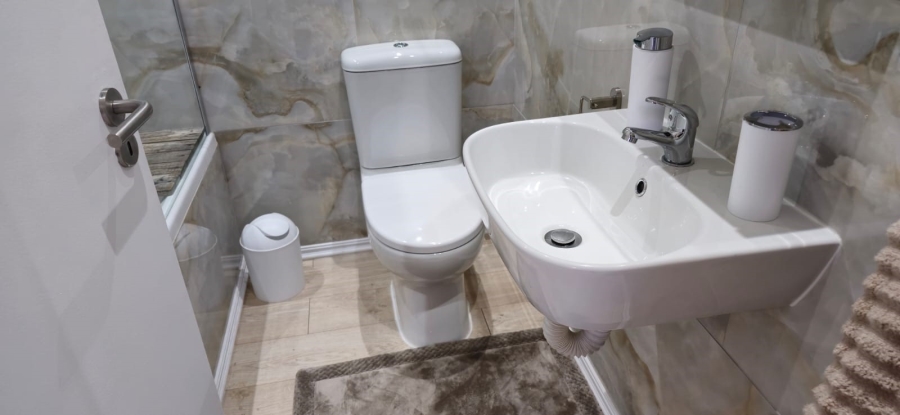 To Let 3 Bedroom Property for Rent in Vredekloof Western Cape